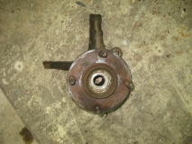 Кулак передний правый Nissan Almera N16